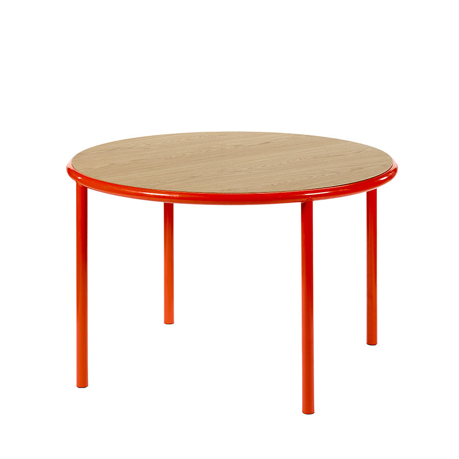 Muller-van-Severen-table-bois-ronde-structure-rouge-chene-Valerie-Objects-Atelier-Kumo