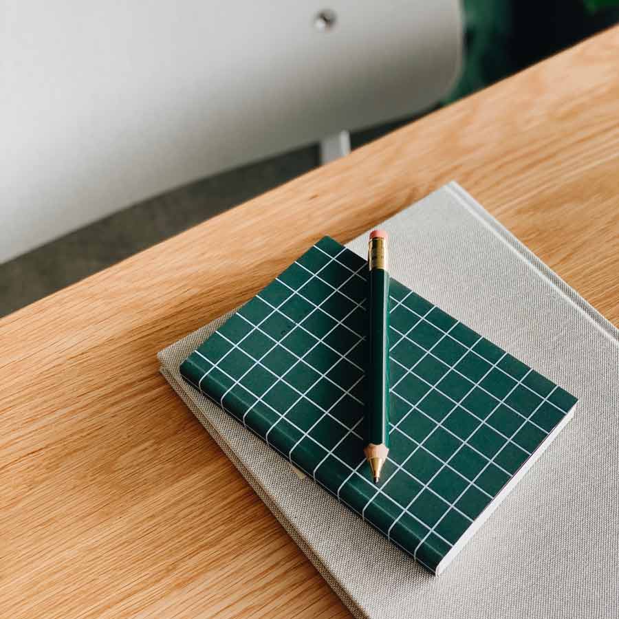 Notem-Studio-carnet-uma-S-vert-stylo-Atelier-Kumo