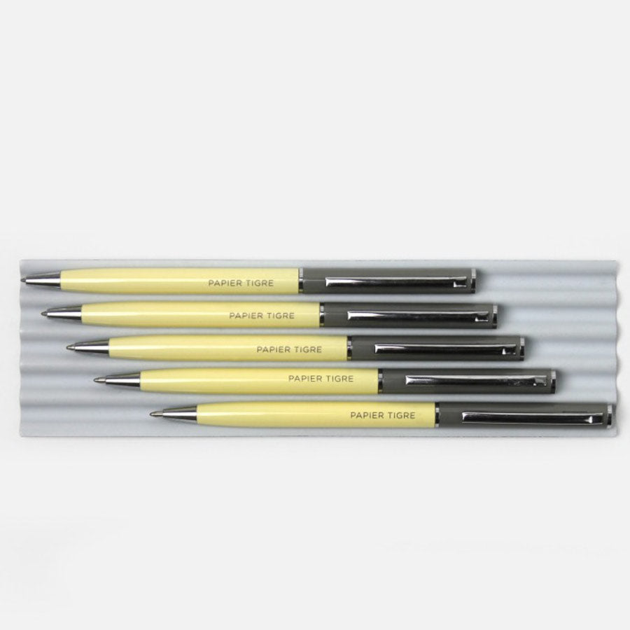 Papier-Tigre-les-stylos-bille-paille-beton-Atelier-Kumo