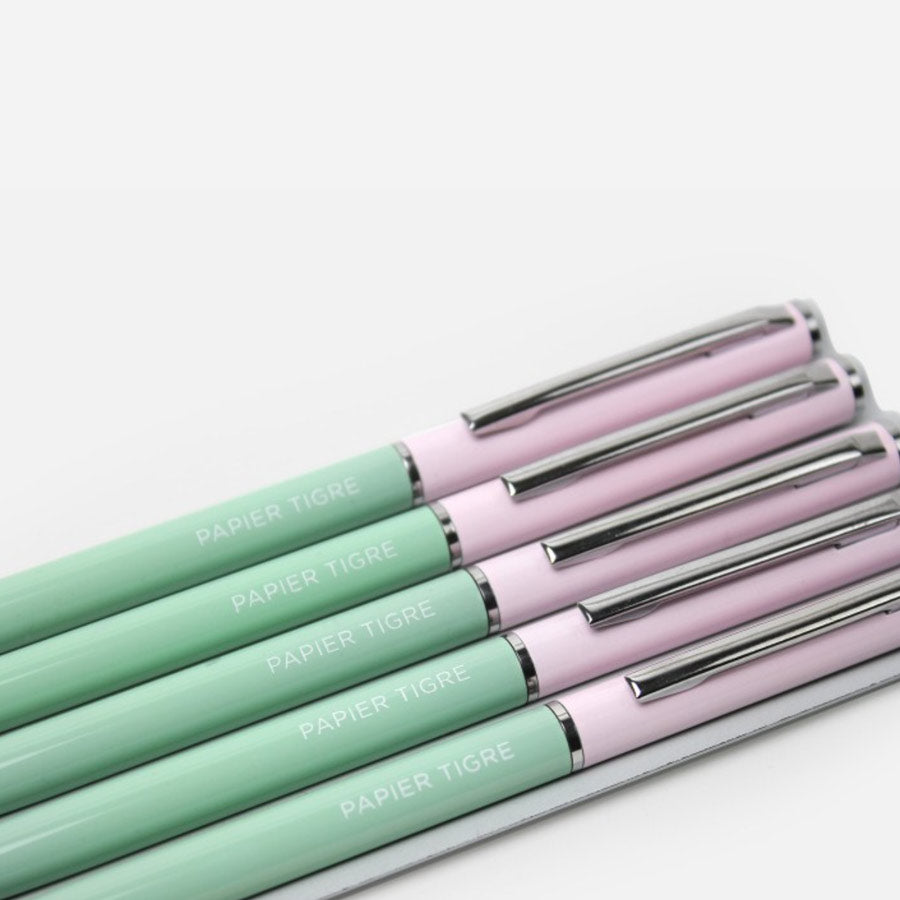 Papier-Tigre-les-stylos-bille-rose-vert-Atelier-Kumo